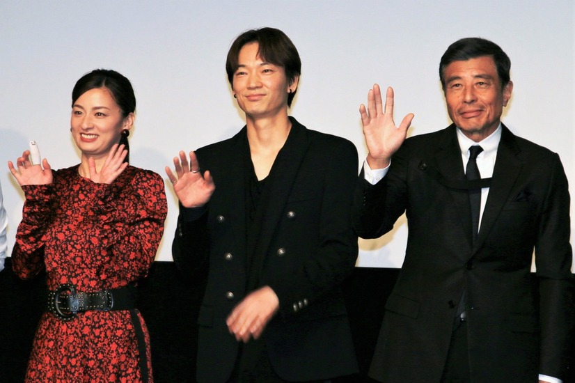 尾野真千子、綾野剛、舘ひろし【撮影：小宮山あきの】