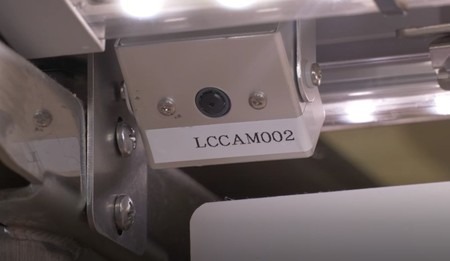 レーンに取り付けた小型AIカメラが お皿を自動的にカウントするセルフチェック （コンタクトレス）