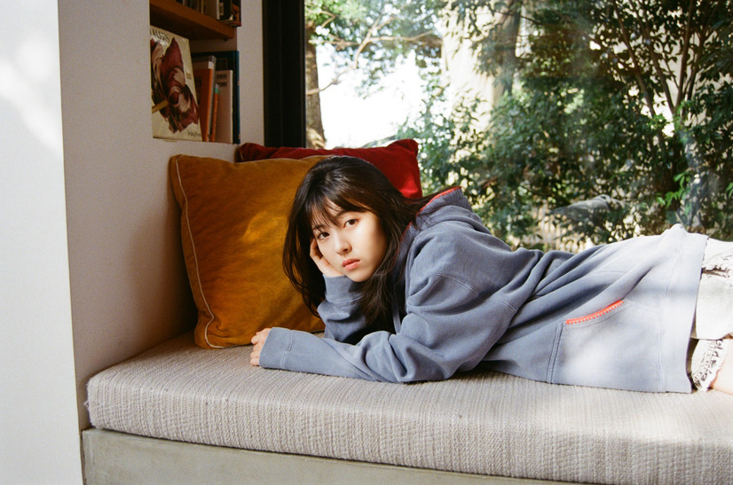 『浜辺美波 カレンダー 2021.04-2022.03』（KADOKAWA） 撮影：後藤啓太（W）