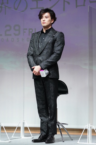 新田真剣佑【写真：竹内みちまろ】