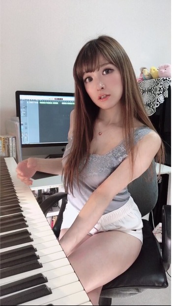 セクシーすぎるピアニスト・高木里代子、ヨルシカ「春泥棒」カバー