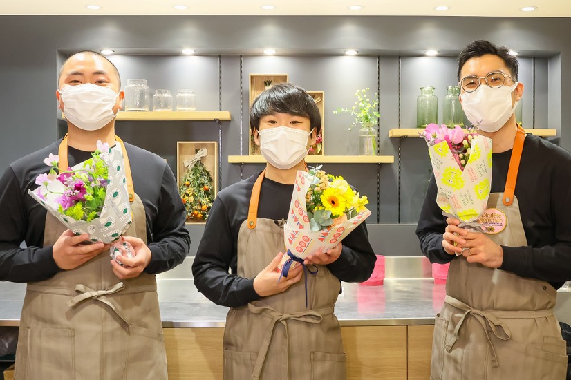 Okulete gommenプロジェクト 「遅れたおめでとう応援花屋 オープン記念イベント」（提供写真）