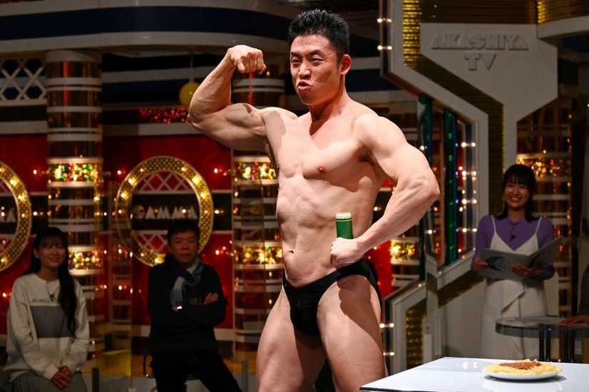 お決まりの筋肉芸を披露する、なかやまきんに君。（C）MBS