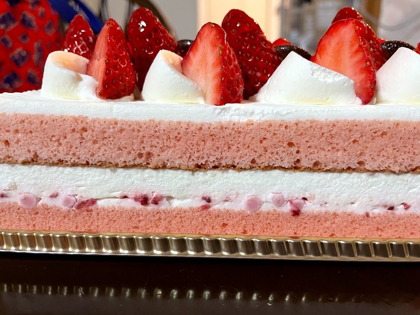 3種のイチゴが楽しめる「苺食べ比べバトン」！店頭でも存在感