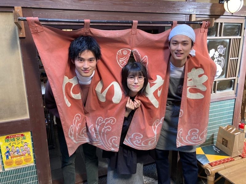 浜辺美波、岡田健史、中川大輔
