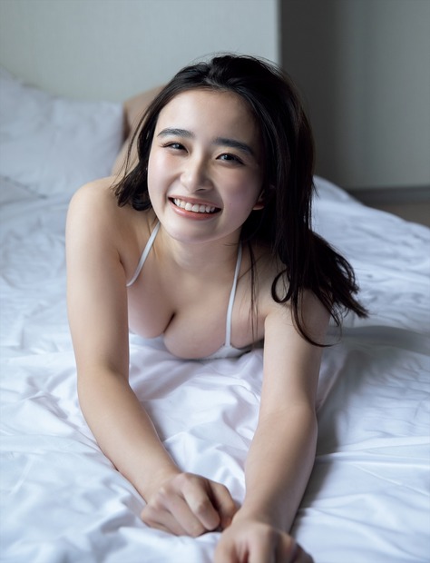 安部乙、デート感満載のグラビア！純白美ボディを披露