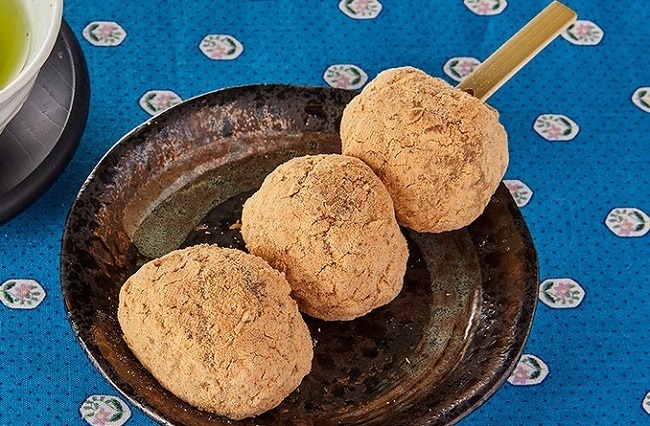 “串に通す大きさ”の常識超えてる？！ローソンストア100、どデカい「きな粉お萩」発売