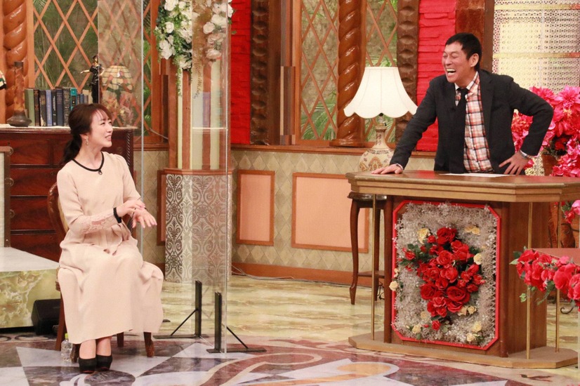 左から）川田裕美、明石家さんま　（C）フジテレビ