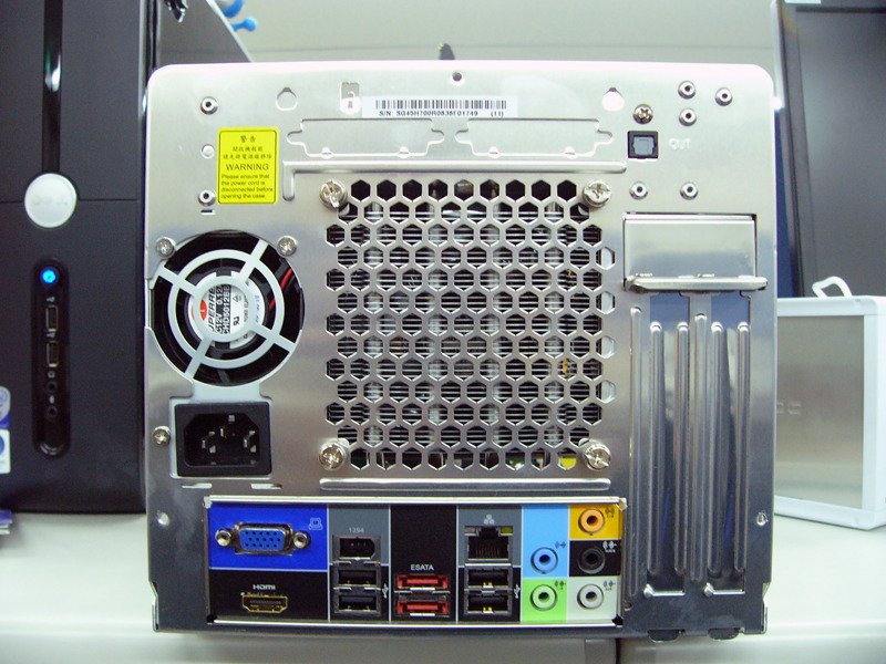 背面にはHDMI端子、S/PDIFの出力端子、USB 2.0ポート×4、eSATAポート×2、IEEE1394ミニポート、音声出力端子×4（セントラル／低音用、サラウンドバック用、サイドサラウンド用、正面アウト用）、音声入力端子がある