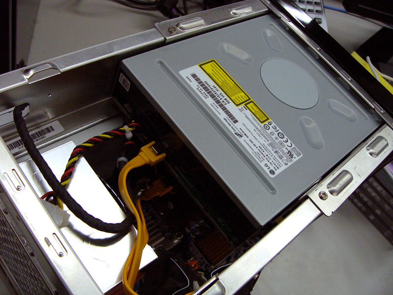 ブルーレイドライブの下にあるドライブベイに、ハードディスクが搭載されている