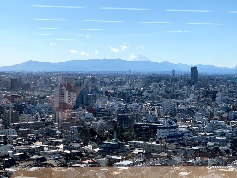 窓からの眺めのよさも新オフィスの魅力。天気がよければ富士山も見える