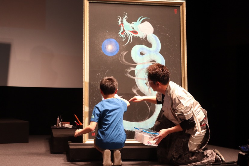 一筆パフォーマンスの様子【撮影：浜瀬将樹】