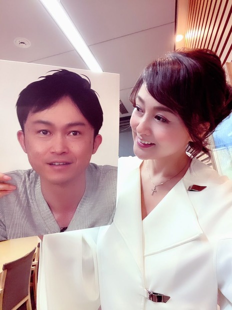 弟のパネルを持つ藤原紀香