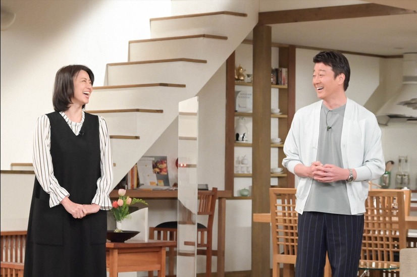 左から）進藤晶子、加藤浩次（C）TBS