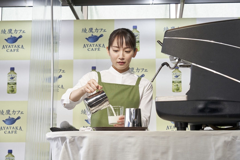 吉岡里帆がエプロン姿で“バリスタ見習い”! 苦手なお菓子作りも克服?