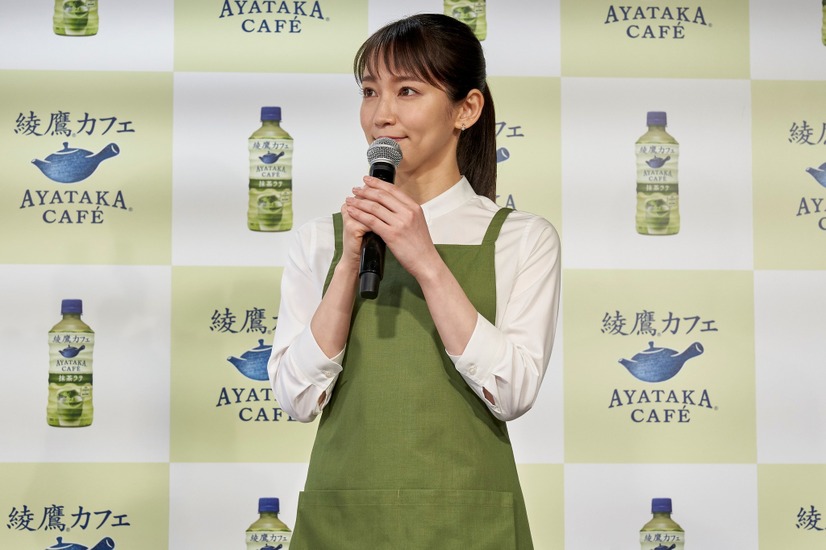 吉岡里帆がエプロン姿で“バリスタ見習い”! 苦手なお菓子作りも克服?