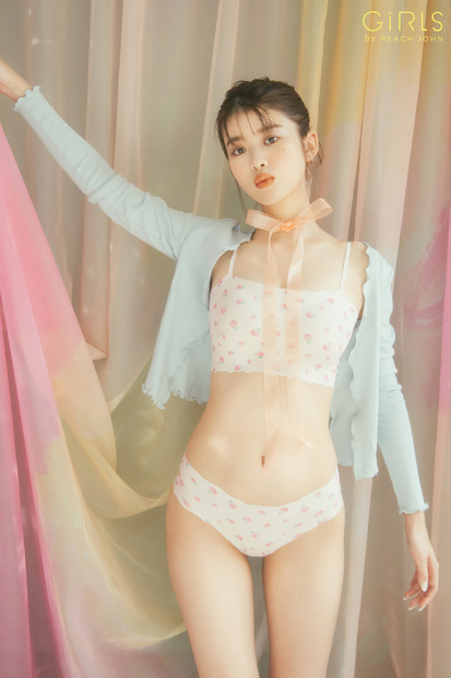馬場ふみか、ミニスカートで“Y字バランス”披露!「恥ずかしかったです…」