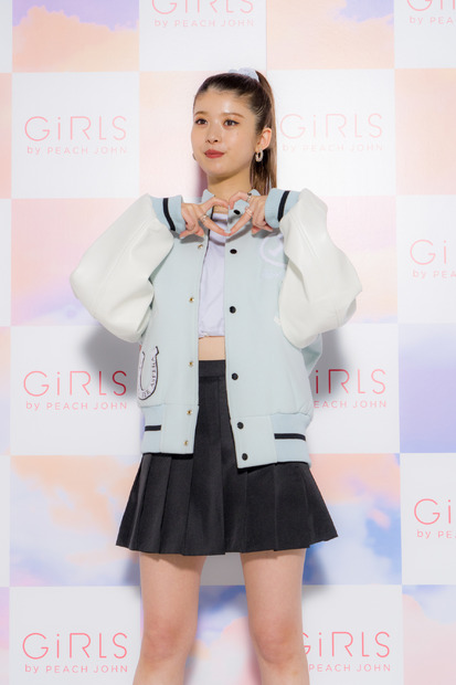 馬場ふみか、ミニスカートで“Y字バランス”披露!「恥ずかしかったです…」