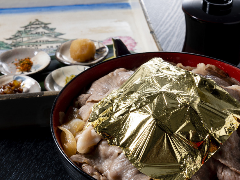 ホテルグランヴィア大阪から金箔が豪快にのった「天下の牛丼」