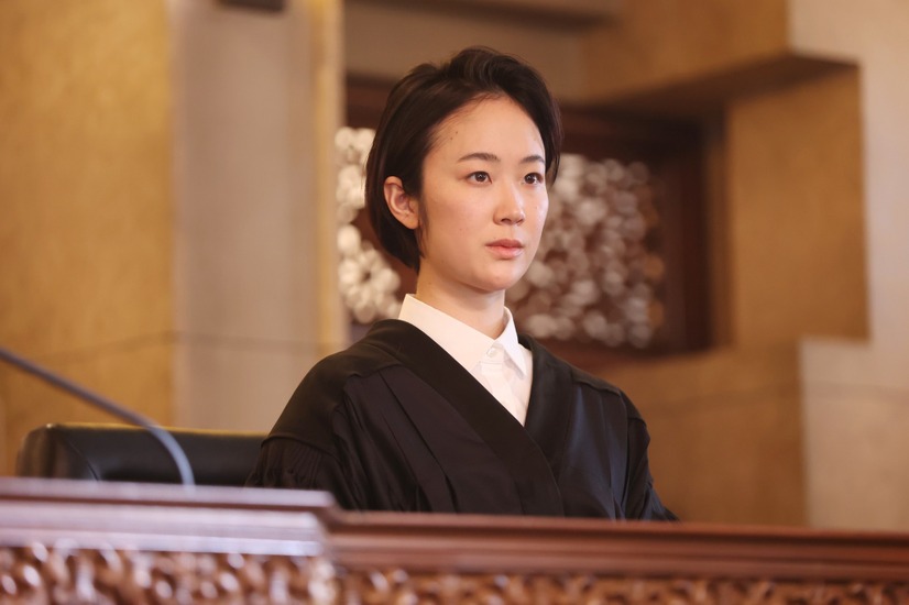 竹野内豊が11年ぶり“月9主演”！クセ者裁判官が真実を裁く『イチケイのカラス』が今夜放送!