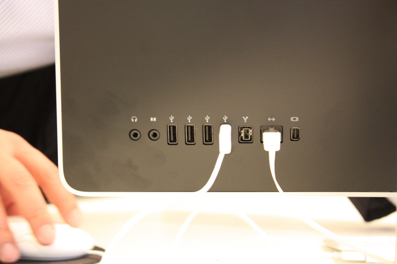 左からヘッドホン出力/オーディオ入出力/USB2.0×4/Firewire800/Gigabit Ethernet/Mini DisplayPort