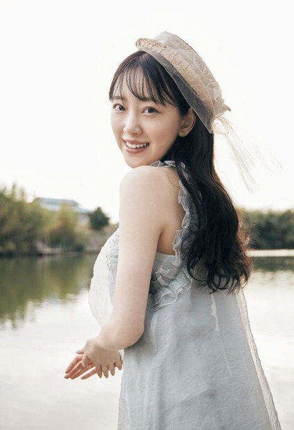 堀未央奈 奈卒業記念フォトブック『いつのまにか』（出版：主婦と生活社、撮影：MELON）紀伊國屋書店限定版裏表紙