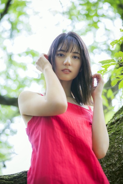 日向坂46・小坂菜緒1st写真集『タイトル未定』（出版社：集英社／撮影：藤原宏）