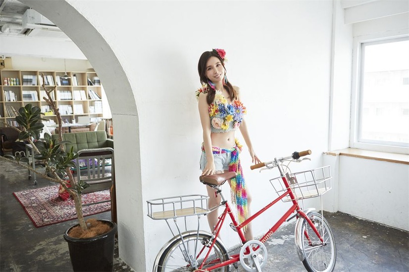 May J.最新フォトブック『MJF PHOTOBOOK Vol.8』
