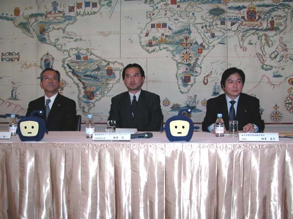 左から伊藤忠商事・代表取締役専務の奥田陽一氏、オン・デマンド・ティービー・代表取締役社長の梶原浩氏、NTT西日本・取締役の軸屋真司氏。