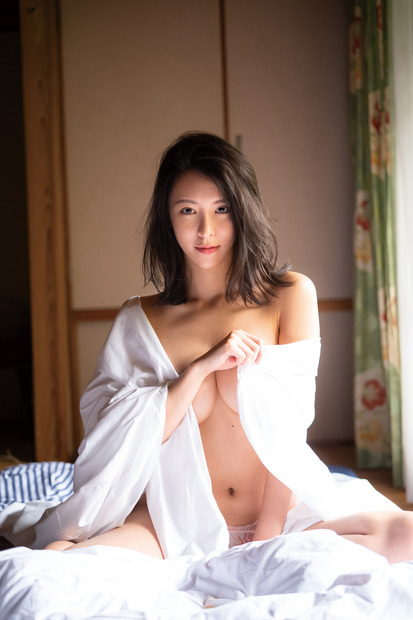 奈月セナ写真集「たまゆら」撮影：LUCKMAN