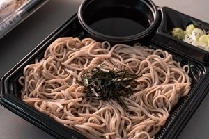 ファミマが「ざるそば」リニューアル！コシのある麺＆こだわりのつゆが魅力