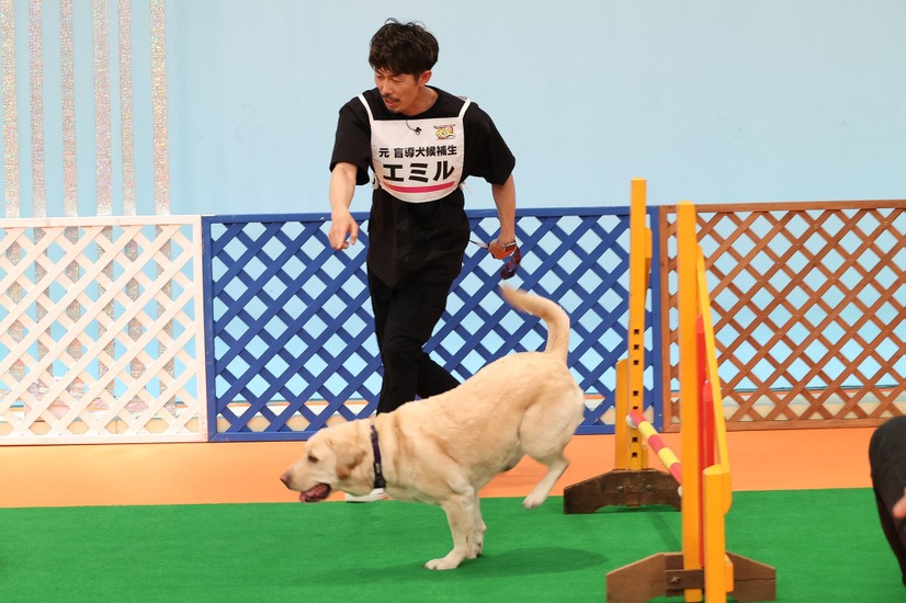 大村朋宏（トータルテンボス）と愛犬・エミル（c）フジテレビ