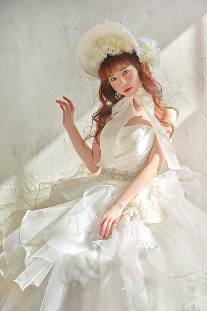 春奈るな、自身デザインの新作ウェディングドレス公開
