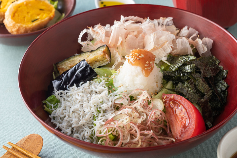 梅おろしとシラスの冷やしサラダうどんとかぼちゃコロッケ