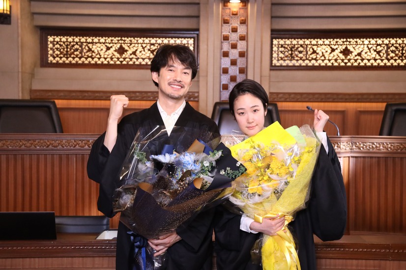左から）竹野内豊、黒木華（C）フジテレビ