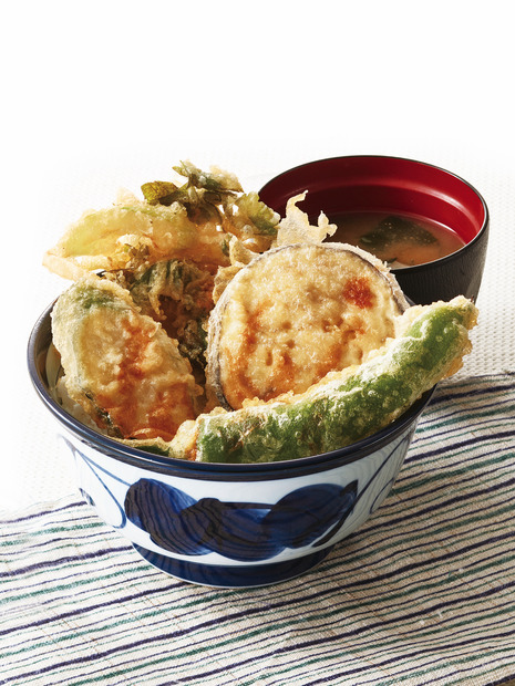 『国産夏野菜の天丼』みそ汁付き 690円（税込）