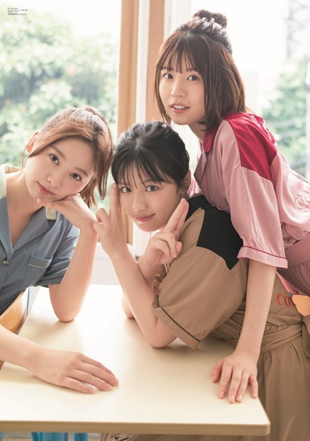 『B.L.T.』2021年8月号（東京ニュース通信社）ローソンエンタテインメント購入特典ポスター【富田鈴花＆松田好花＆渡邉美穂（日向坂46）】