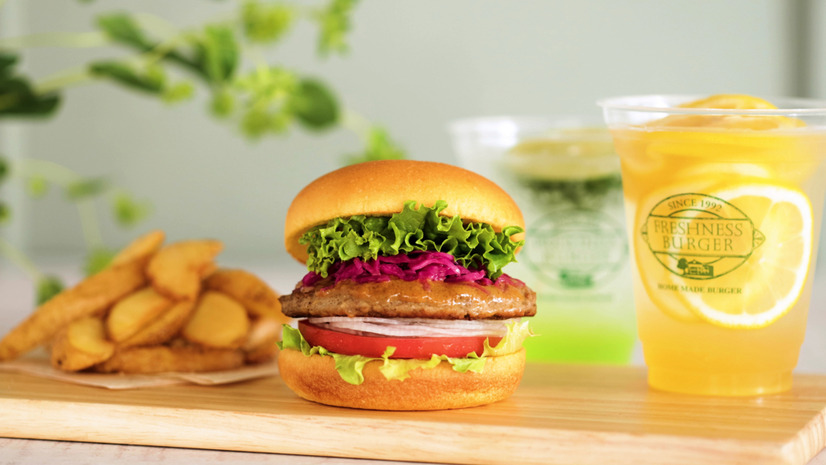 フレッシュネスバーガー、たっぷり野菜＆肉の旨味が味わえる「ガーデンサラダバーガー」発売