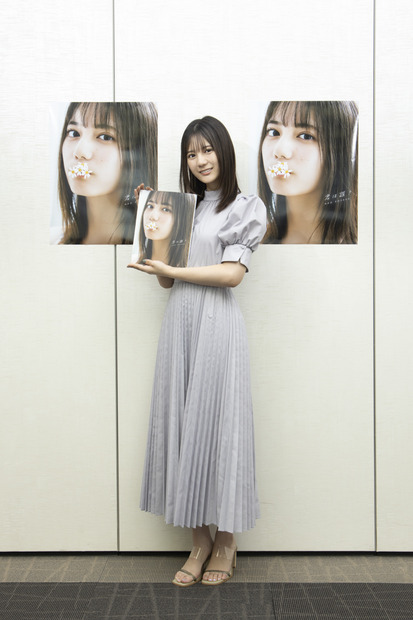 小坂菜緒【日向坂46・小坂菜緒1st写真集『君は誰？』オンライン会見オフィシャルカット】