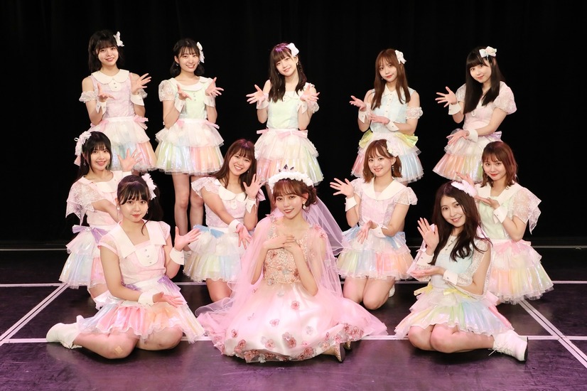 前列左から 上村亜柚香、野島樺乃、杉山愛佳中列左から 北川愛乃、山内鈴蘭、都築里佳、松本慈子後列左から 荒野姫楓、石黒友月、坂本真凛、仲村和泉、井上瑠夏（C）2021 Zest, Inc.