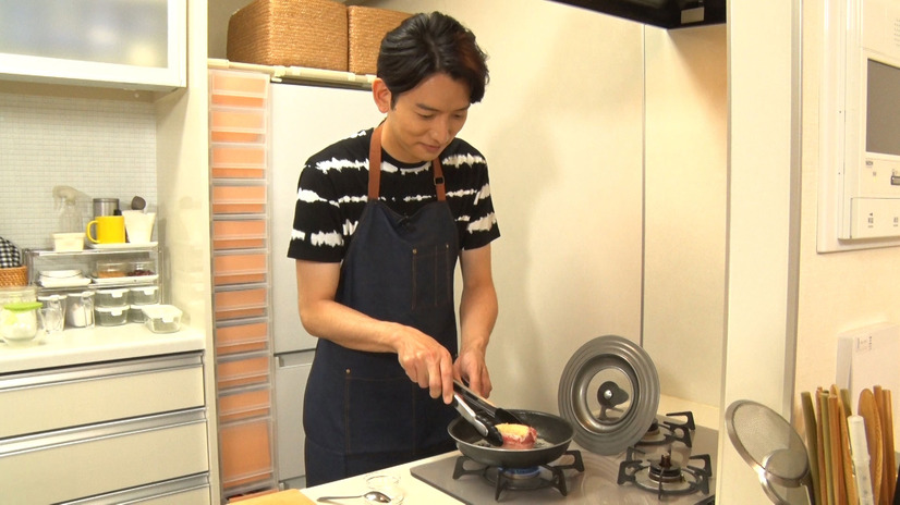 「サステナ手料理」に挑戦する生田竜聖アナウンサー（C）フジテレビ