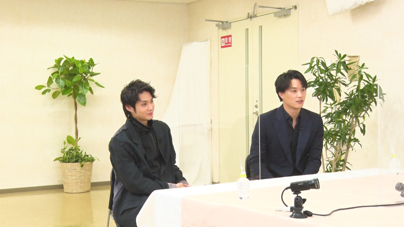 左から）磯村勇斗、鈴木伸之（C）フジテレビ