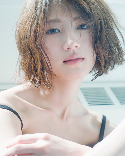 若月佑美2nd写真集『タイトル未定』（出版社：小学館、撮影：嶌村吉祥丸）通常版カバー