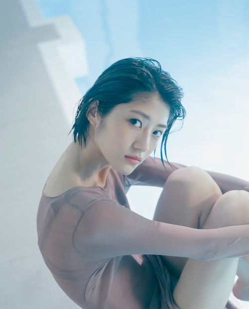 若月佑美2nd写真集『タイトル未定』（出版社：小学館、撮影：嶌村吉祥丸）セブンネット限定カバー