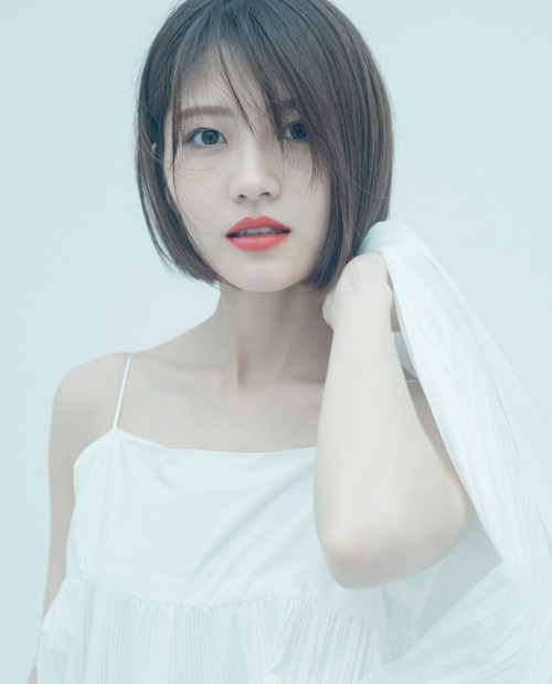 若月佑美2nd写真集『タイトル未定』（出版社：小学館、撮影：嶌村吉祥丸）楽天ブックス限定カバー