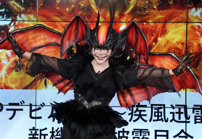 デヴィ夫人【写真：竹内みちまろ】