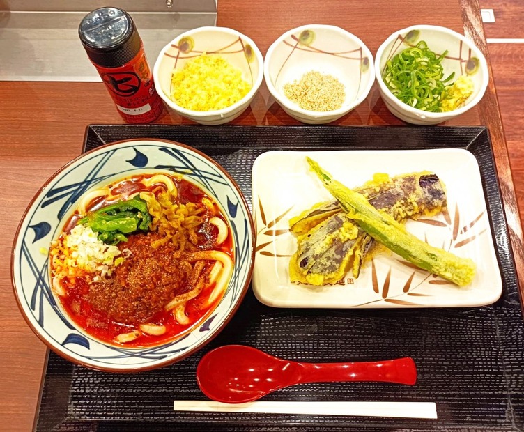 丸亀製麺の“夏うどん”新作!「シビ辛麻辣マーラー担々うどん」を一足先に実食!