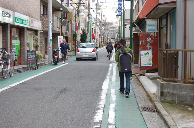 小さい商店が立ち並ぶ大和町商栄会。銭湯や地元に根付いた商店が並ぶ一方、隠れ家的なバーなどもある