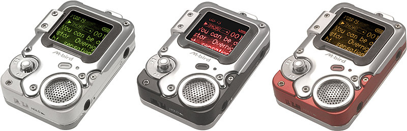 512Mバイトフラッシュメモリやスピーカー搭載のKana M-bird。ボディカラーは左から、ホワイト、ブラック、レッド