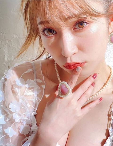 写真は吉田朱里の公式Instagramから（※写真は所属事務所より掲載許諾をいただいております）